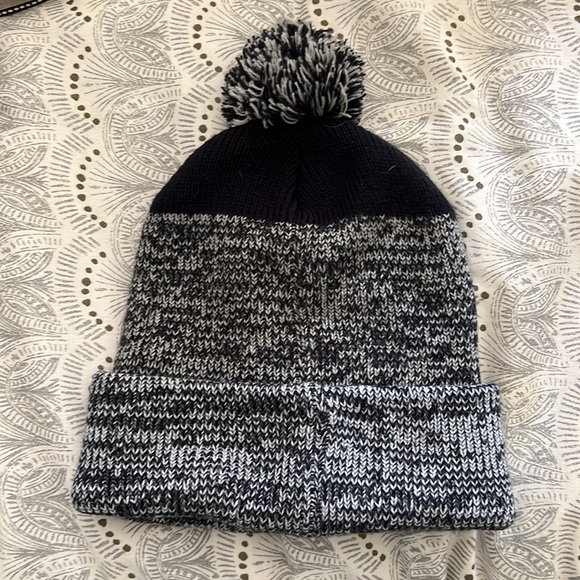 Notre dame winter hat - Picture 2 of 4
